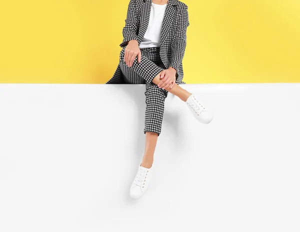 Mujer con zapatos elegantes en el fondo de color, primer plano — Foto de Stock