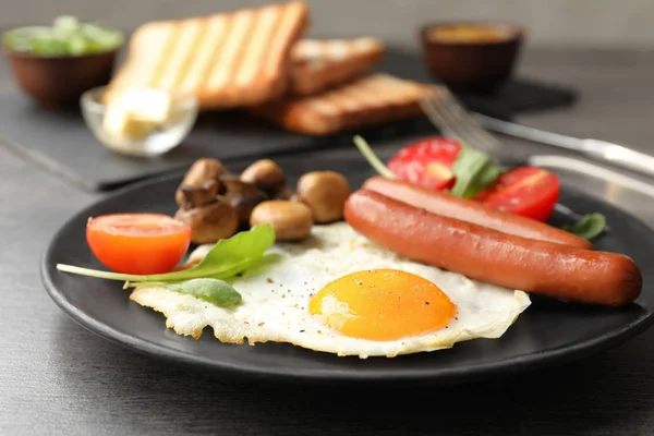 Petit déjeuner savoureux avec oeuf frit sur la table, gros plan — Photo