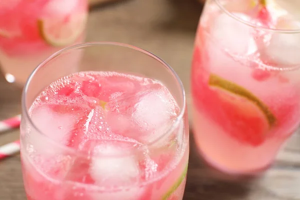 Deliciosa bebida refrescante de melancia na mesa de madeira, close-up — Fotografia de Stock