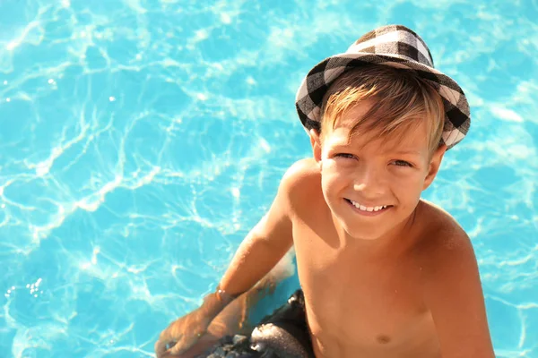 Feliz chico lindo con sombrero en la piscina — Foto de Stock