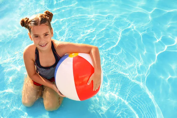 수영장에서 풍선 공을 가진 행복한 소녀 — 스톡 사진