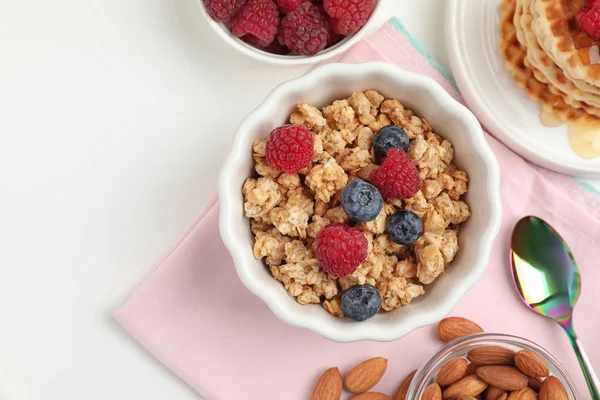 Zdrowe śniadanie z Granola i jagody serwowane na białym stole, płasko leżał. Miejsce na tekst — Zdjęcie stockowe