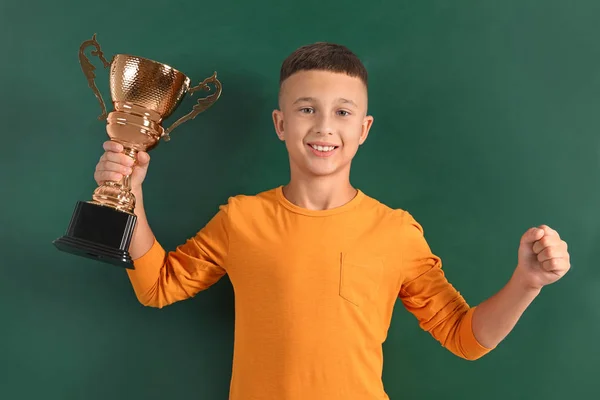Happy Boy met gouden winnende Cup op de buurt van schoolbord — Stockfoto
