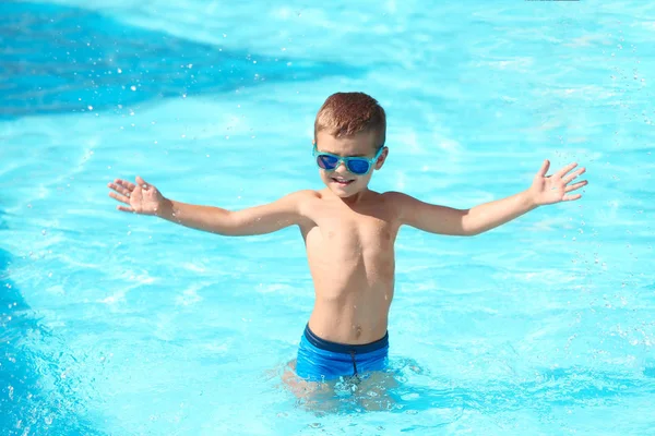 Niño feliz divirtiéndose en la piscina — Foto de Stock