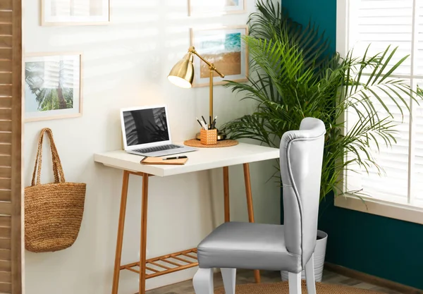 창 근처에 우아한 회색 의자가있는 세련된 홈 직장. 인테리어 디자인 — 스톡 사진