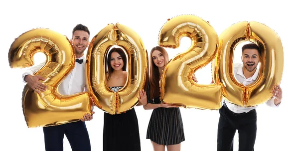 Щасливі молоді друзі з золотими повітряними кулями 2020 року на білому тлі. Святкування Нового року — стокове фото