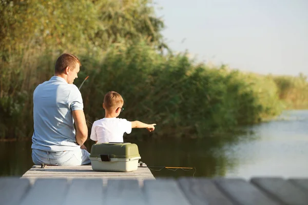 Apa és fia halászat együtt napsütéses napon. Szóköz a szöveghez — Stock Fotó