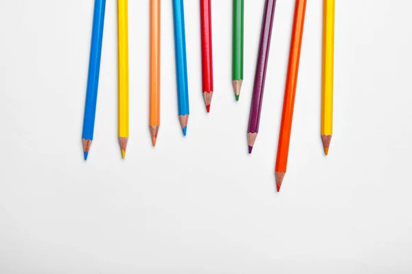 Kolorowe ołówki na białym tle, widok z góry. Miejsce na tekst — Zdjęcie stockowe