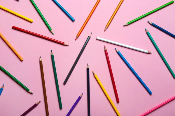 Lápices de color sobre fondo rosa, plano — Foto de Stock