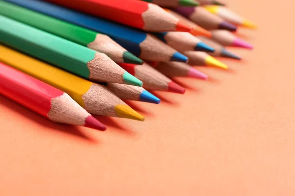 Diferentes lápis de cor no fundo de coral, close-up — Fotografia de Stock