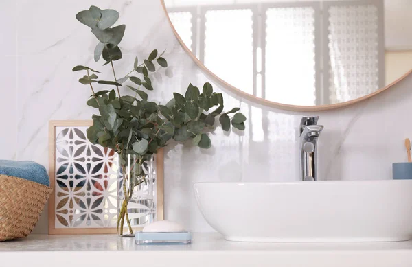 Stílusos fürdőszoba belső gyönyörű eukaliptusz ágak és a hajó mosogató — Stock Fotó