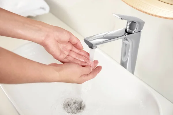 Fiatal nő mosás kezét a mosdó a fürdőszobában, Vértes — Stock Fotó