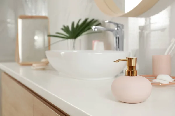 浴室内部灯光台面上优雅的粉红色分配器 — 图库照片