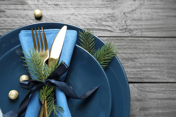 Apparecchiatura tavola di Natale su sfondo grigio in legno, posa piatta — Foto Stock