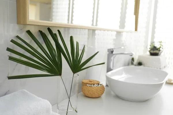Tropical palm leaves in stylish bathroom interior — Stock Photo, Image