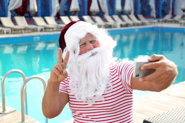 Authentique Père Noël prendre selfie près de la piscine en plein air — Photo