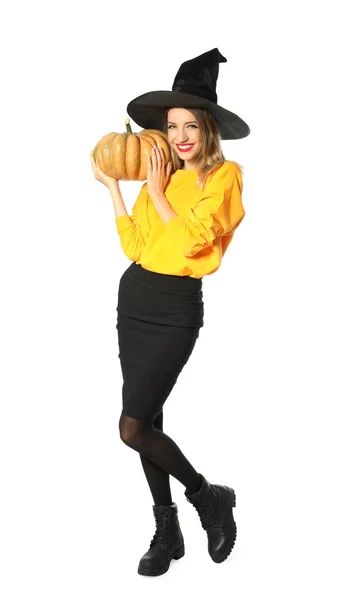 Hermosa mujer con traje de bruja con calabaza para la fiesta de Halloween sobre fondo blanco —  Fotos de Stock