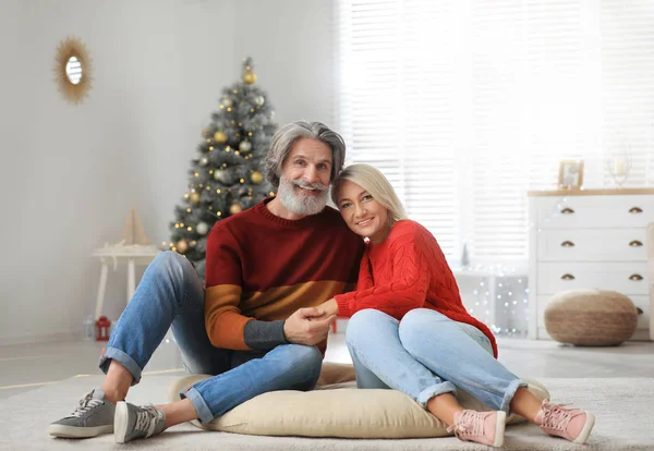 Happy mature couple celebrating Christmas at home — Stock Photo, Image