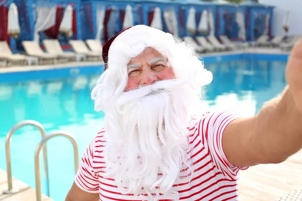 Authentique Père Noël prendre selfie près de la piscine en plein air — Photo