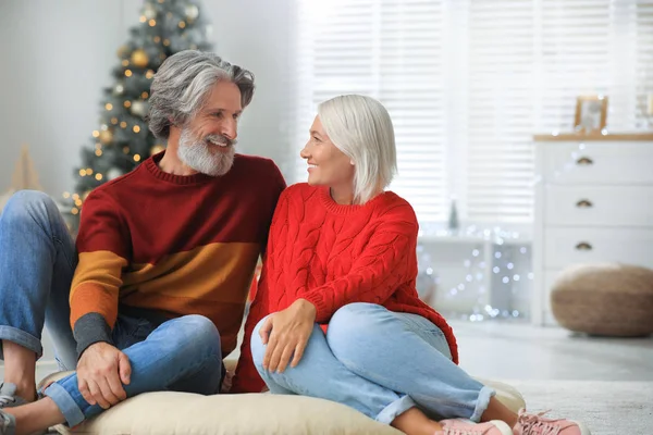 Feliz casal maduro celebrando o Natal em casa — Fotografia de Stock