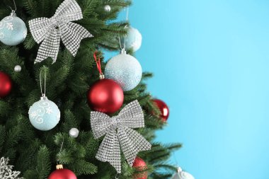 Açık mavi arka plan karşı dekor ile güzel Noel ağacı. Metin için alan