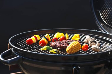 Modern barbekü ızgara lezzetli biftek ve sebze