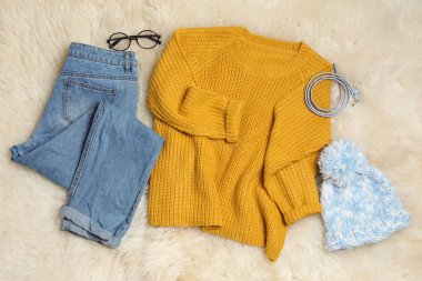 Beyaz sahte kürk şık kış giysileri seti, üst görünümü