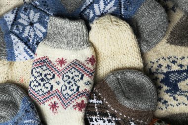 Arka plan olarak farklı örme yünlü çorap, closeup