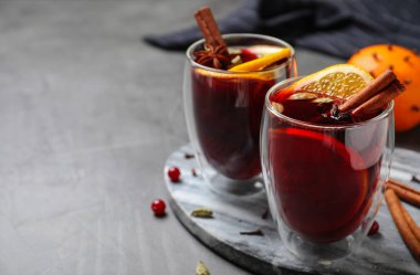 Gri masada lezzetli mulled şarap Bardaklar