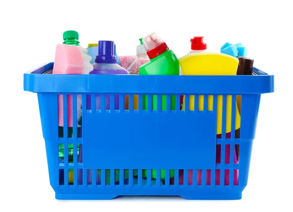 Nákupní košík plný detergentů na bílém pozadí — Stock fotografie