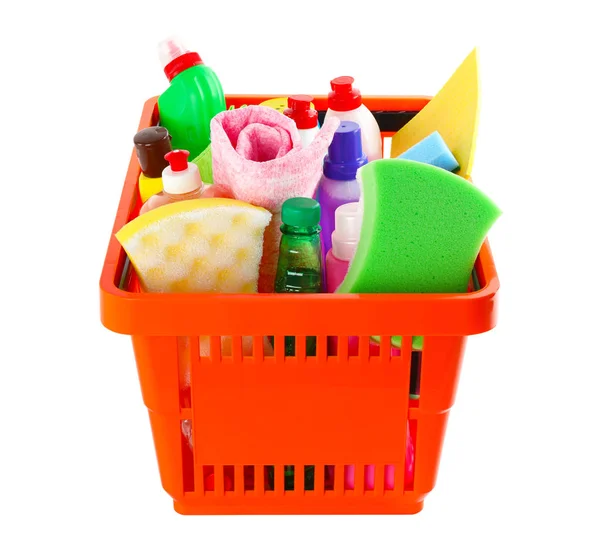 Nákupní košík plný detergentů na bílém pozadí — Stock fotografie