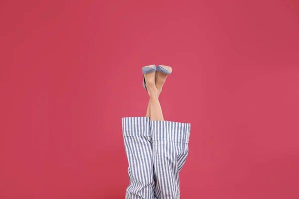 Mujer en zapatos elegantes sobre fondo carmesí — Foto de Stock