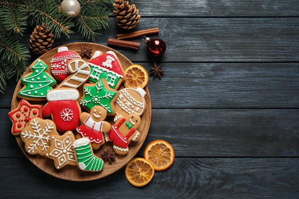 Επίπεδη σύνθεση με νόστιμα σπιτικά Χριστουγεννιάτικα μπισκότα σε σκούρο μπλε ξύλινο τραπέζι, χώρο για κείμενο — Φωτογραφία Αρχείου