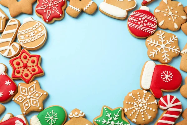 밝은 파란색 배경에 맛있는 수제 크리스마스 쿠키와 평면 평신도 구성, 텍스트 공간 — 스톡 사진
