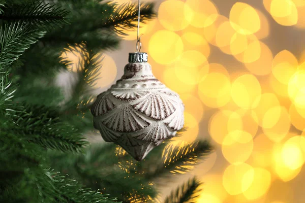 Árbol de Navidad decorado contra luces borrosas en el fondo. Efecto Bokeh —  Fotos de Stock