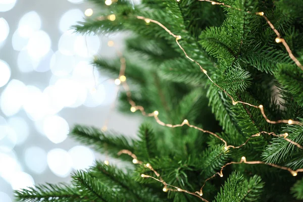 Versierde kerstboom tegen vage lichten op achtergrond. Bokeh-effect — Stockfoto