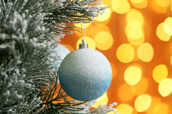 Zdobený vánoční stromek proti rozmazané světly na pozadí. Bokeh efekt — Stock fotografie