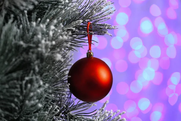 Versierde kerstboom tegen vage lichten op achtergrond. Bokeh-effect — Stockfoto