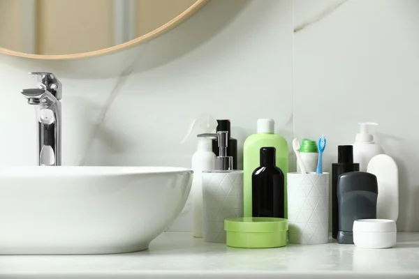 Стік дезодорант і різні туалети на стільниці у ванній — стокове фото