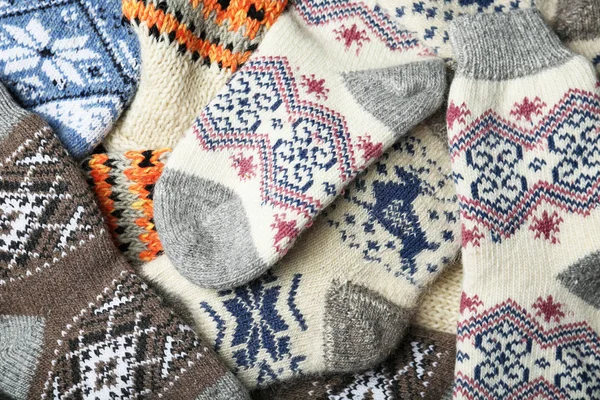 Verschiedene gestrickte Wollsocken als Hintergrund, Nahaufnahme — Stockfoto