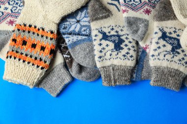 Mavi arka plan üzerinde yumuşak örme çorap, düz yatıyordu. Kışlık giysiler