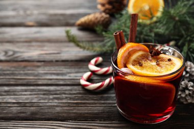 Siyah ahşap masa üzerinde lezzetli mulled şarap Cam fincan. Metin için alan