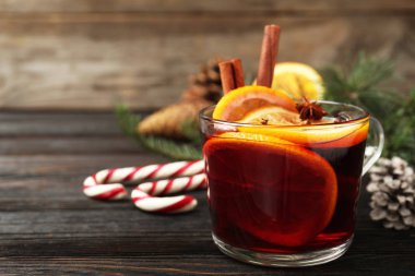 Siyah ahşap masa üzerinde lezzetli mulled şarap Cam fincan. Metin için alan