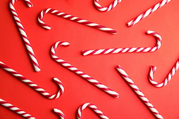 Candy bastões no fundo vermelho, flat lay — Fotografia de Stock