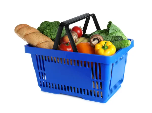 Cesta de compras com produtos de mercearia em fundo branco — Fotografia de Stock