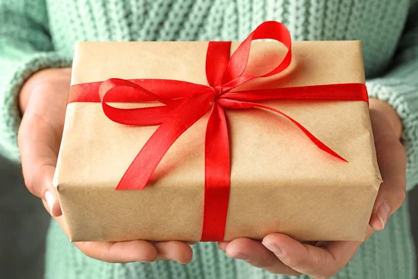 Nő gazdaság szép karácsonyi ajándék íjjal, Vértes — Stock Fotó