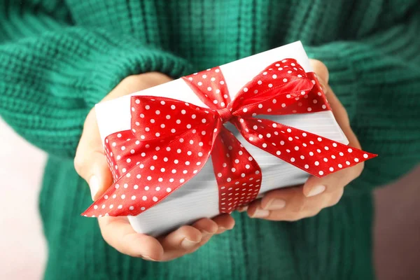 Mulher segurando belo presente de Natal com arco, close-up — Fotografia de Stock