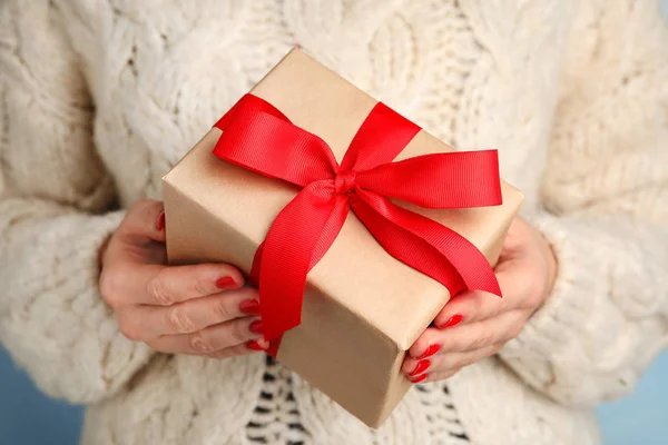 Mujer joven sosteniendo regalo de Navidad, vista de cerca — Foto de Stock