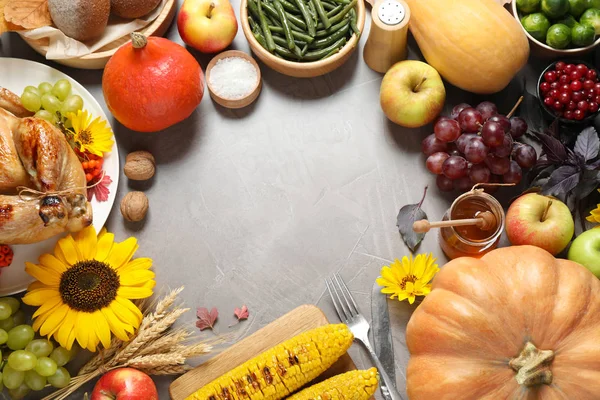 Ram gjord av kalkon, höstgrönsaker och frukter på grå bakgrund, platt låg. Lycklig Thanksgiving Day — Stockfoto