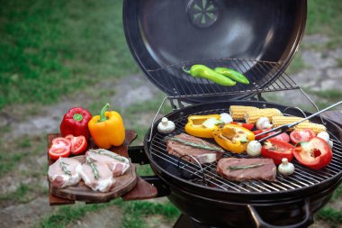 Açık havada lezzetli taze yiyeceklerle barbekü ızgarası